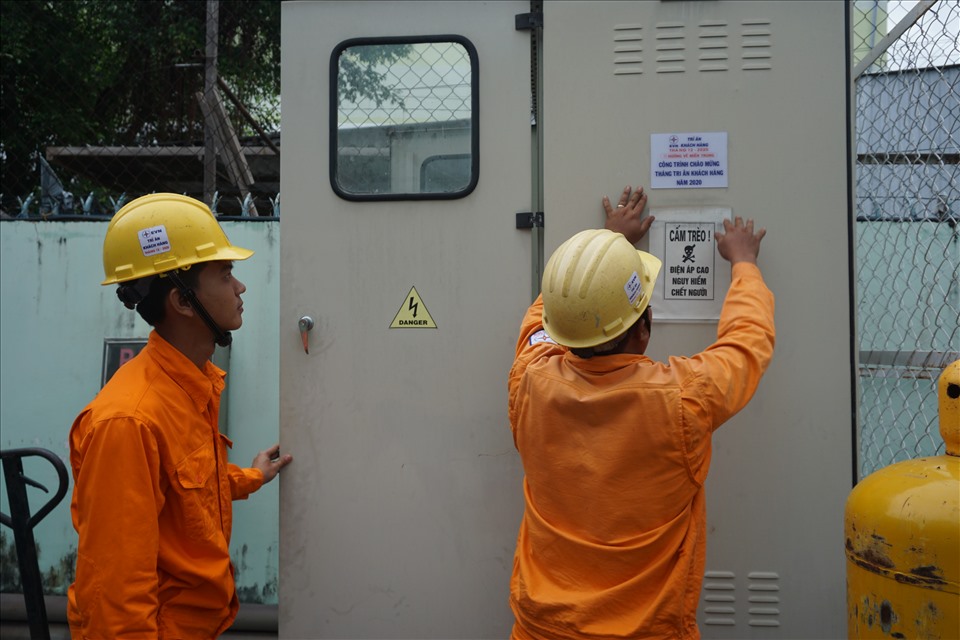 Công nhân Công ty Điện lực  Trà Vinh chuẩn bị vệ sinh trạm biến áp điện cho khách hàng. Ảnh EVNSPC cung cấp.