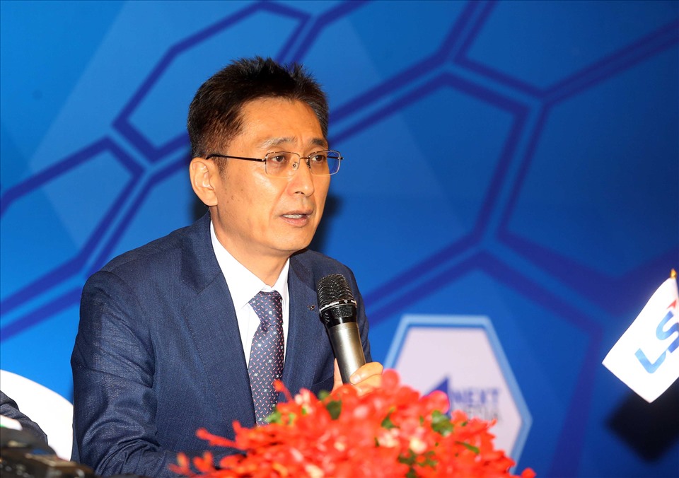 Ông Kim nói về sự có mặt của Kiatisak ở V.League 2021. Ảnh: Hải Đăng