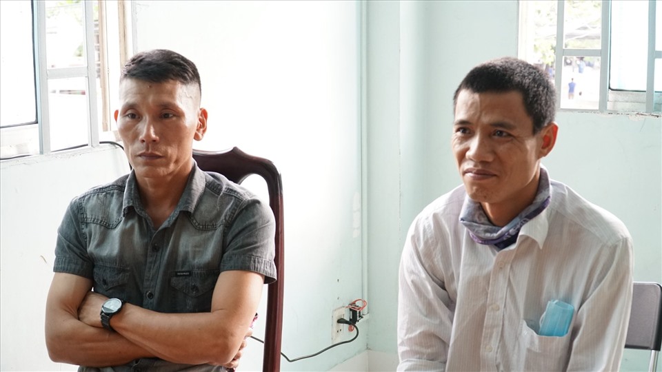 Anh Quảng (bìa trái) cùng anh An ở công an phường trả lại số tiền cho người đánh rơi. Ảnh: Minh Huyền