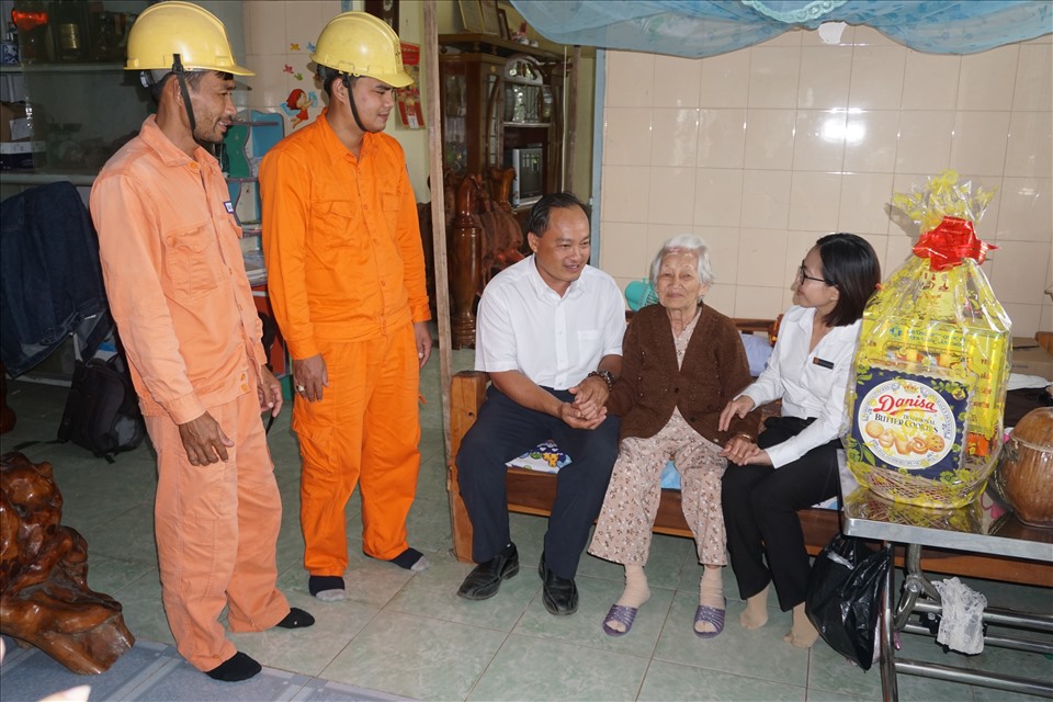 Ông Nguyễn Trung Hậu, Giám đốc Điện lực Cầu Ngang, thăm hỏi Mẹ Việt Nam anh hùng Lê Thị Ngò, 90 tuổi, tại Thị Trấn Cầu Ngang, Trà Vinh. Ảnh EVNSPC cung cấp.