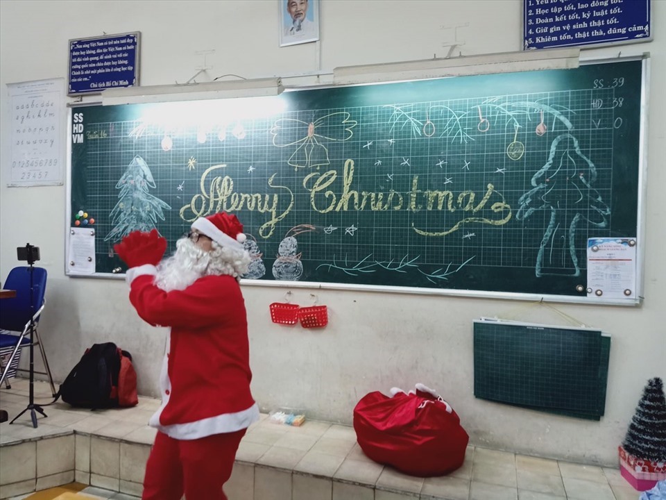 Tặng quà Noel cho con ở trường học: Xin đừng làm tổn thương con trẻ!