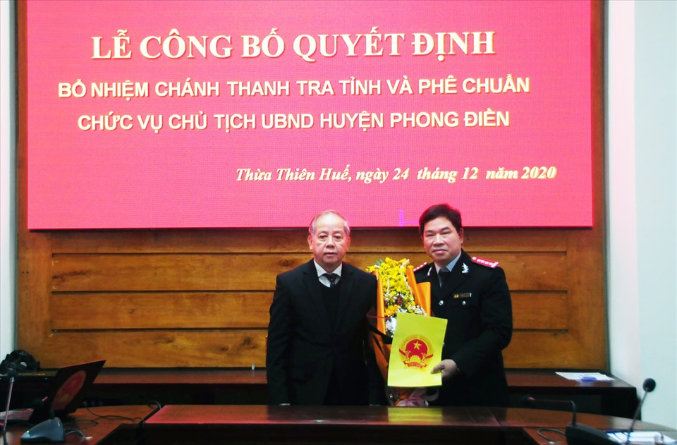 Chủ tịch UBND tỉnh Phan Ngọc Thọ (trái) trao quyết định cho ông Lương Bảo Toàn. Ảnh: thuathienhue.gov.vn.