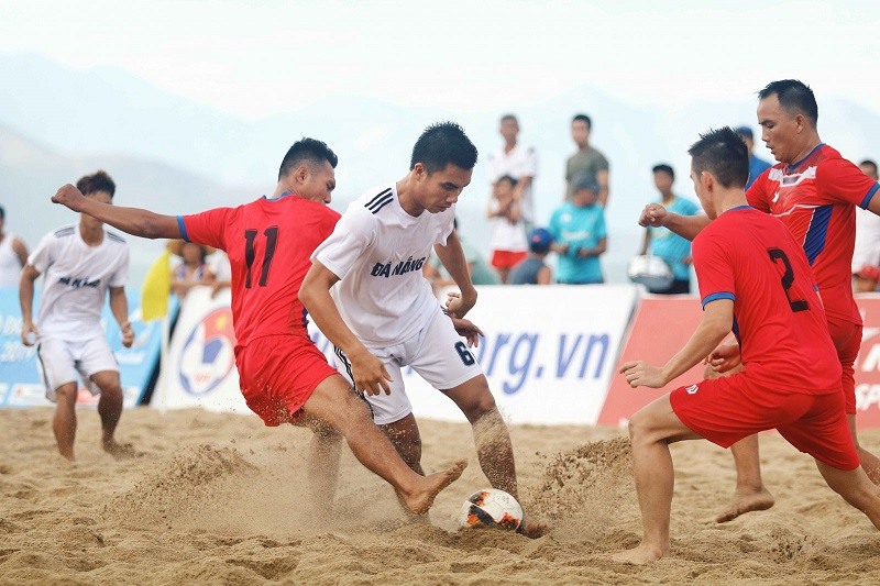 Đương kim vô địch Khánh Hòa (đỏ) và đương kim Á quân Đà Nẵng (trắng) trở thành đối thủ của nhau trong trận khai mạc giải bóng đá bãi biển vô địch quốc gia 2020. Ảnh: VFF