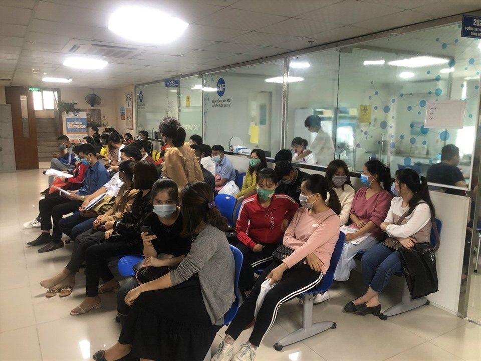 Các bệnh nhân đến khám tư vấn hiếm muộn tại bệnh viện Việt Bỉ. Ảnh: Lam Quân