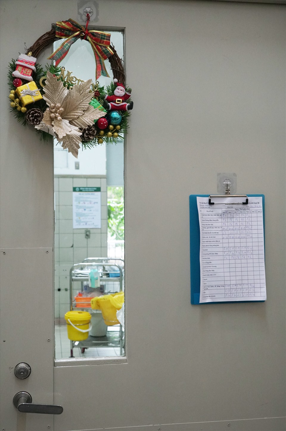 Tất cả các phòng bệnh đều được trang trí vòng hoa, chuông Giáng sinh.