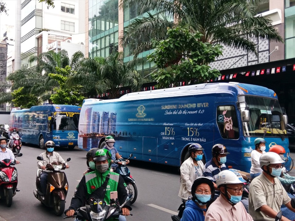 Ngày 23.12, hai chiếc xe khách dán kín quảng cáo ngang nhiên đậu trước một trung tâm thương mại trên đường Nguyễn Đình Chiều gây cản trở giao thông. Ảnh: Minh Quân