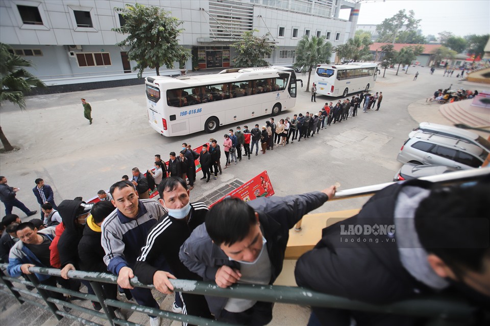 Trong số nhiều khán giả xếp hàng mua vé, có người đi từ Hà Nội đến Phú Thọ từ sáng sớm để xếp hàng.