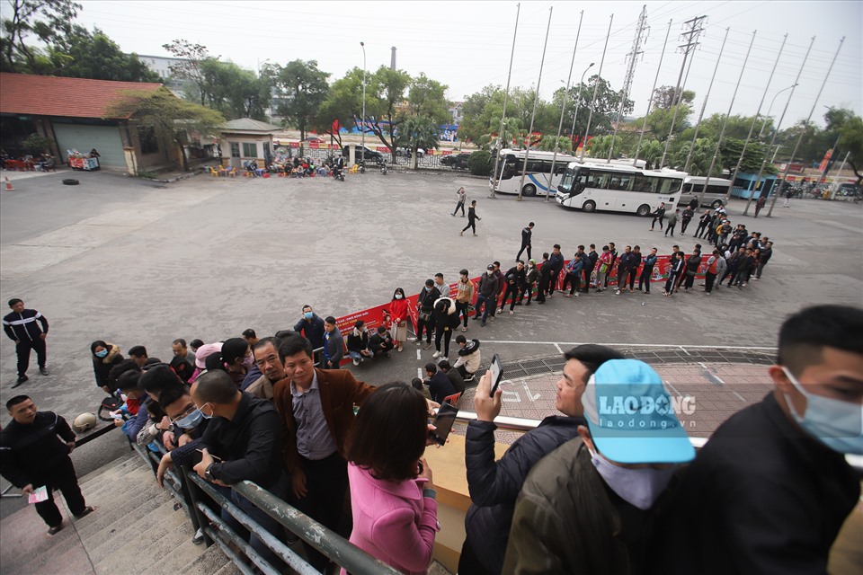 Theo ghi nhận của phóng viên Lao Động, sáng 15.12 hàng nghìn người dân đã xếp hàng mua vé trận đội tuyển Việt Nam gặp U22 tại sân Việt Trì.