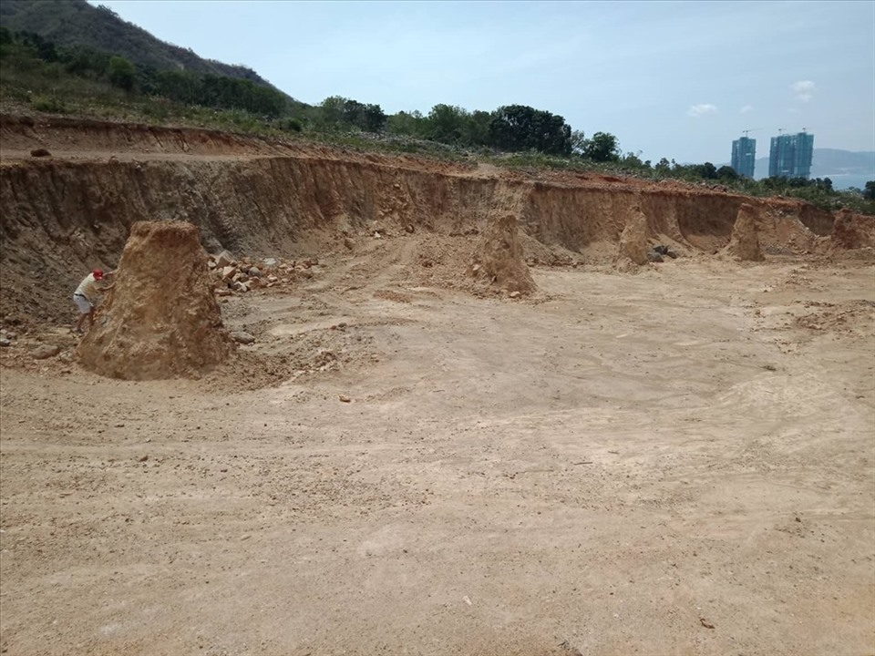 Nhiều dự án đào bới rồi bỏ đó ở phía bắc Nha Trang (Khánh Hòa). Ảnh: Nhiệt Băng