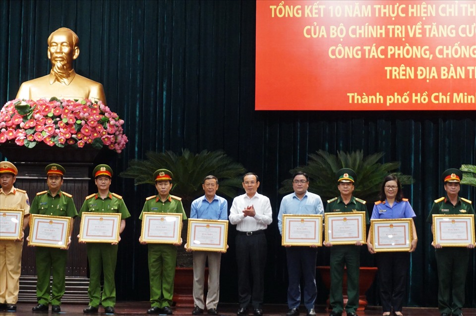 Bí thư Thành ủy TPHCM Nguyễn Văn Nên trao bằng khen của UBND TPHCM cho tập thể, cá nhân có thành tích xuất sắc trong đấu tranh phòng, chống tội phạm. Ảnh: Minh Quân
