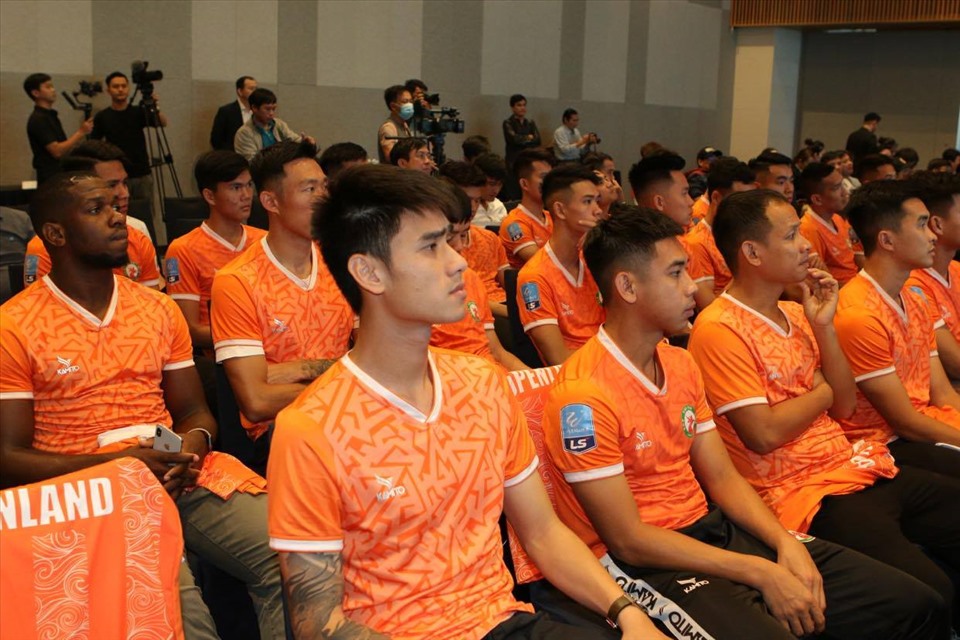 Bình Định chiêu mộ nhiều tân binh như Rimario, Đinh Tiến Thành... để phục vụ cho mục tiêu vươn cao ở V.League 2021. Ảnh: DP.