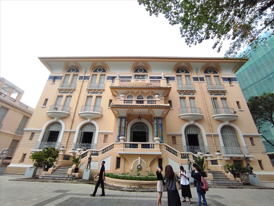 Tòa nhà Bảo tàng Mỹ thuật TP HCM (Quận 1), ngày trước là nhà của ông Hứa Bổn Hòa - một trong tứ đại gia Sài Gòn cuối thế kỷ 19. Công trình này còn được gọi là “ngôi nhà 99 cửa” với nhiều giá trị lịch sử, văn hóa và thẩm mỹ.