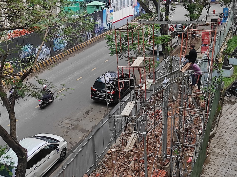 Công trình tu sửa cấp thiết đoạn tường rào, cồng và nhà bảo vệ tòa nhà Bảo tàng Mỹ thuật TPHCM được khởi công ngày 31.11.2020, dự kiến sẽ hoàn thành ngày 30.1.2021.