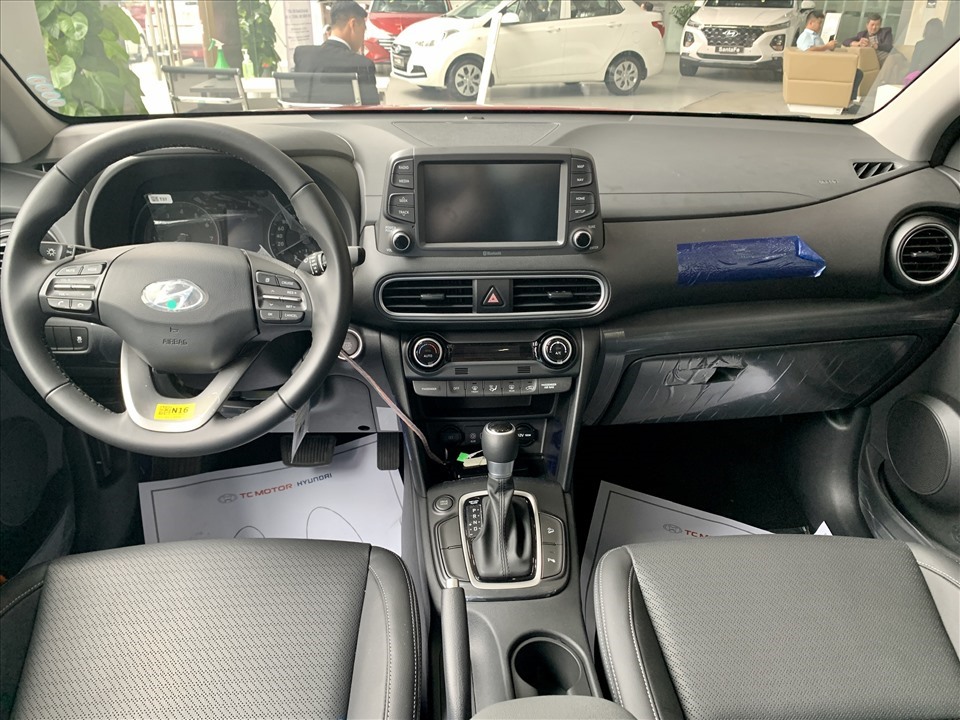 Táp-lô của Hyundai Kona thiết kế gọn gàng với màn hình giải trí xe đặt nổi, cửa gió và cụm điều chỉnh điều hoà trên Kona đều được tạo hình nhỏ gọn tinh tế. Mẫu xe Hyundai Kona có phần vô-lăng 3 chấu bọc da cùng đáy phủ nhựa màu bạc. Hyundai Kona sử dụng màn hình 8 inch tích hợp bản đồ dành riêng cho người Việt.