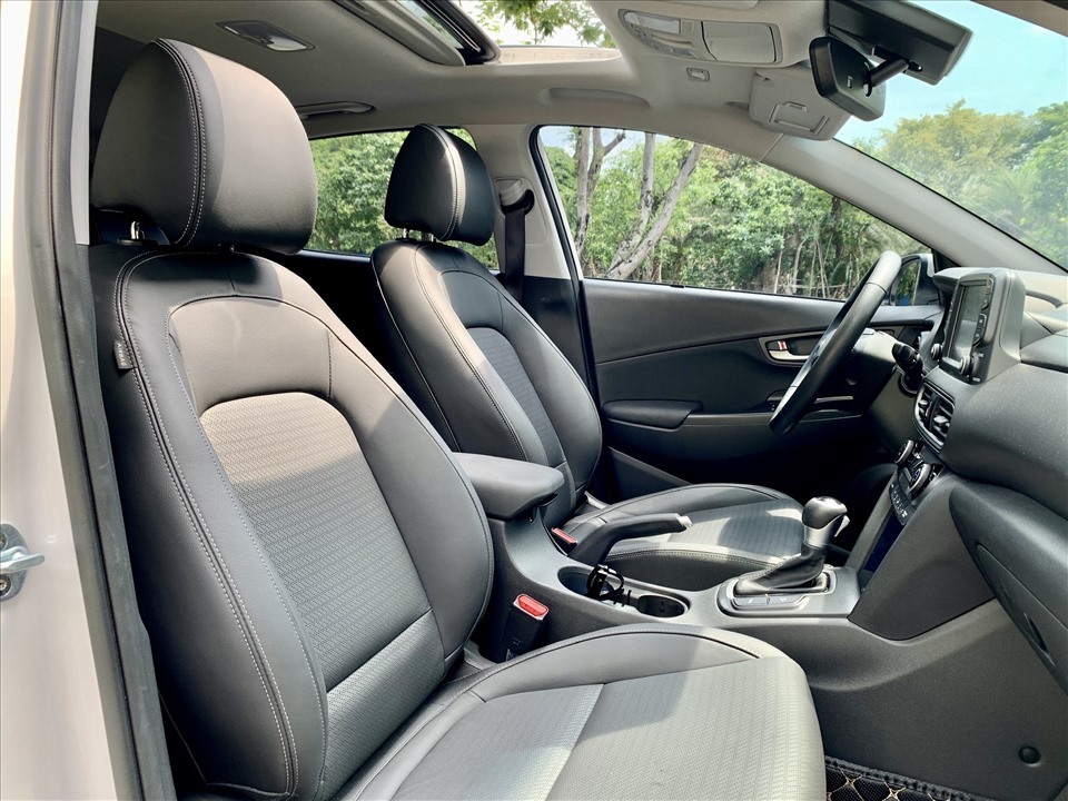 Hyundai Kona bản cao cấp cũng được trang bị phần ghế ngồi bọc da màu đen, ghế lái chỉnh điện 10 hướng.