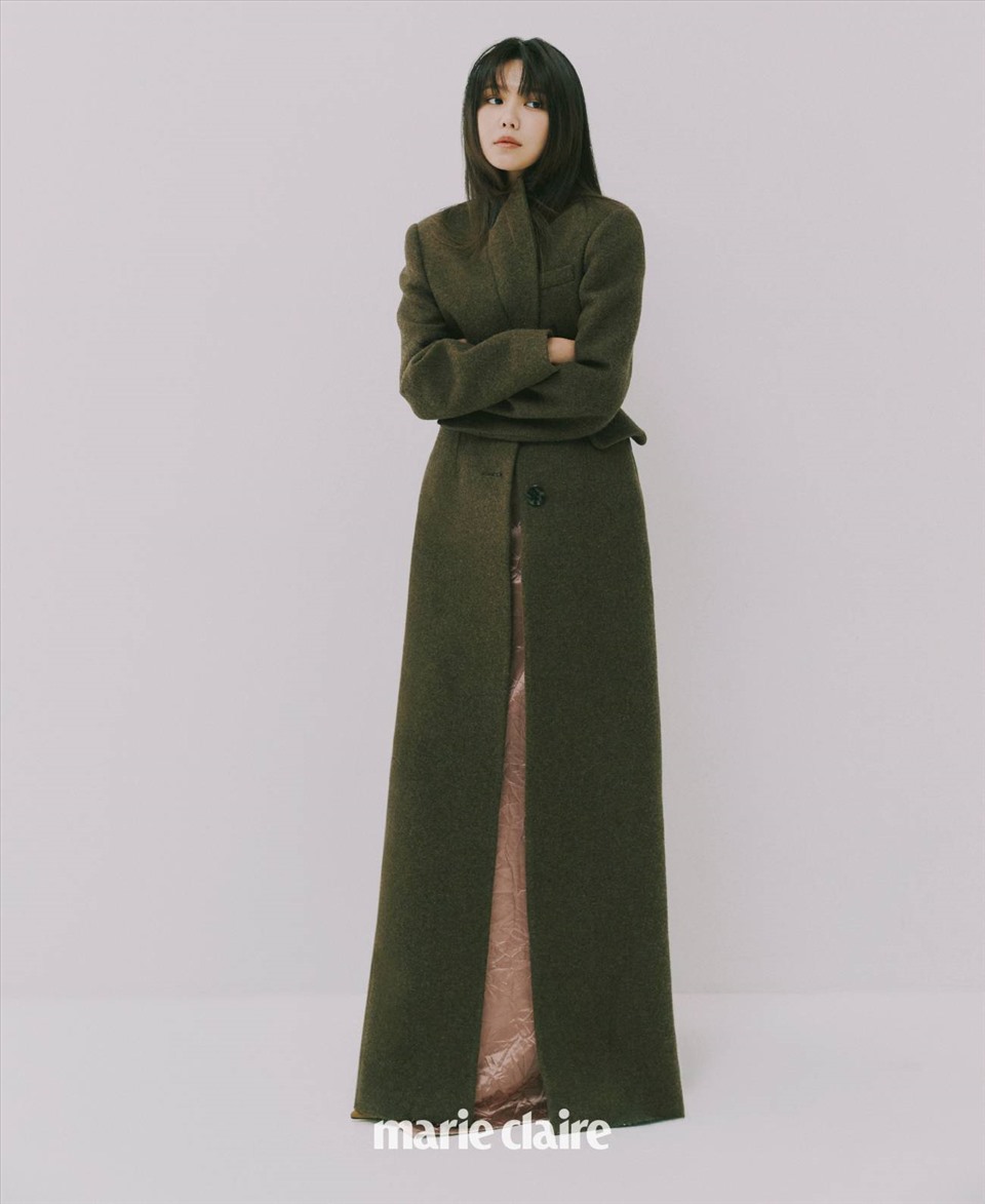 Trong bộ ảnh mới, Sooyoung trang điểm nhẹ nhàng, diện trang phục đơn giản với áo khoác dạ và váy dáng dài.