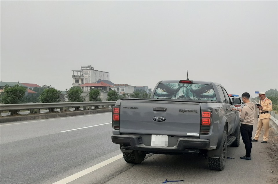 Lực lượng CSGT kiểm tra, xử lý một tài xế che biển số trên cao tốc Nội Bài - Lào Cai ngày 25.12. Ảnh: Việt Đô.