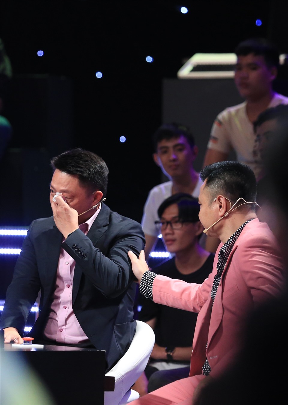 BTV Quang Minh và MC Lại Văn Sâm xúc động khi nhìn thấy chiếc tivi đen trắng tại chương trình “Ký ức vui vẻ“. Ảnh: Đông Tây.