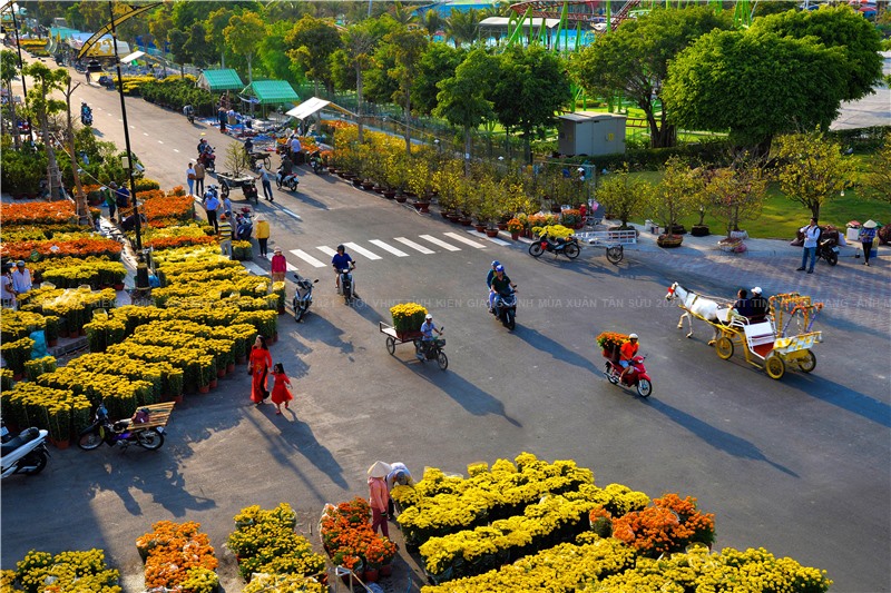 Nhộn nhịp chợ hoa Xuân” của nhà nhiếp ảnh Huỳnh Sông Tiền  đạt giải Nhất cuộc thi ảnh Xuân Tân sửu 2021. Ảnh:HVHNT Kiên Giang