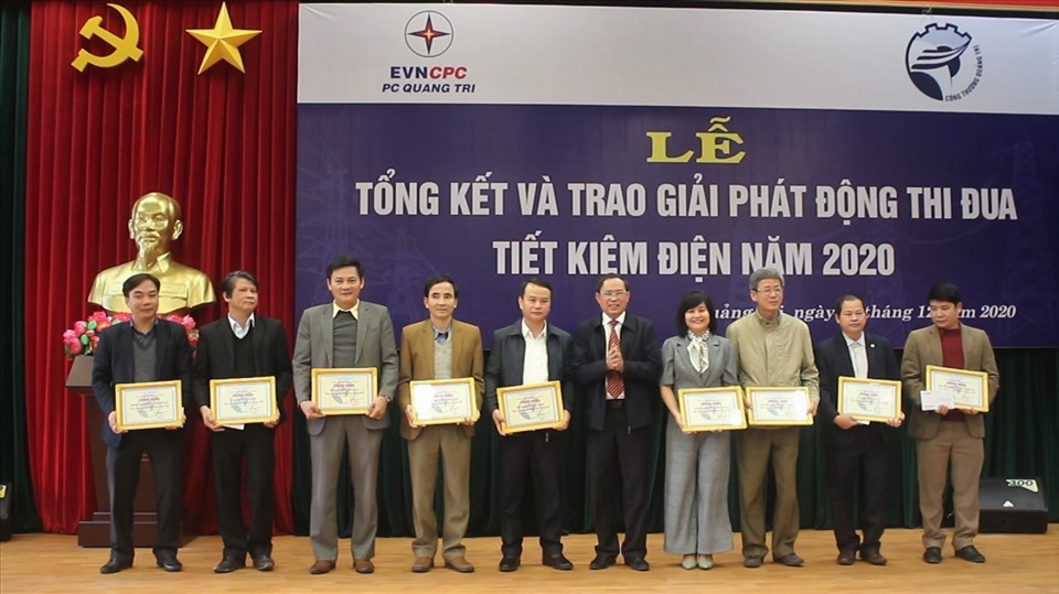 Ông Lê Quang Vĩnh - Giám đốc Sở Công Thương tỉnh Quảng Trị trao giải cho các Cơ quan công sở đạt giải