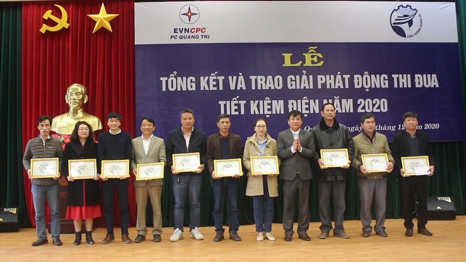 Phó Giám đốc Công ty Điện lực Quảng Trị Nguyễn Đăng Phi trao giải cho các Đơn vị đạt giải tiết kiệm điện trong sản xuất