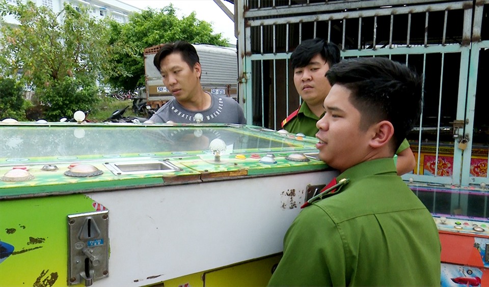 Lực lượng Công an huyện Châu Thành thu giữ game bắn cá. Ảnh: Vũ Tiến