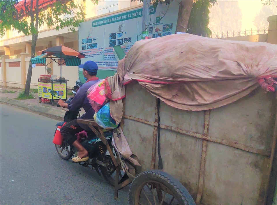Cong nhân dùng xe nhỏ để thu gom rác sau đó di chuyển rác về điểm tập kết rác ở khu dân cư Thới Nhựt 2 (thuộc phường An Khánh, quận Ninh Kiều) để chuyển rác đi đến Nhà máy xử lý rác. Ảnh: Thành Nhân