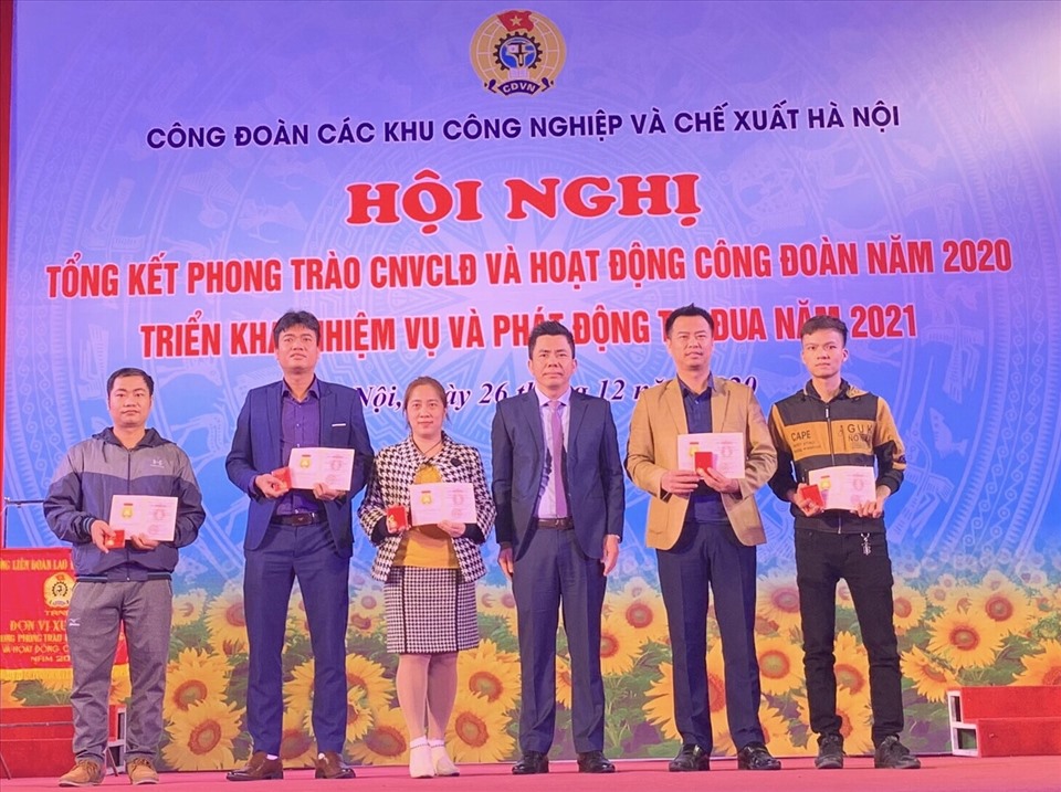 5 công nhân lao động nhận Bằng Lao động sáng tạo của Tổng Liên đoàn Lao động Việt Nam. Ảnh: Hải Anh