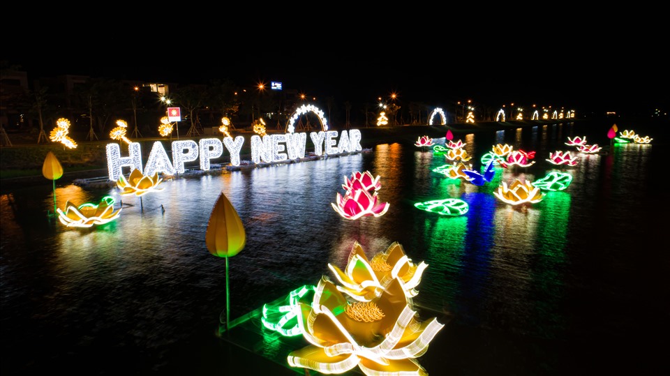 Thành phố biển Rạch Giá được trang trí đầy sắc màu là điểm đến ấn tượng cho du khách vào dịp năm mới 2021. Ảnh: Thanh Bồng