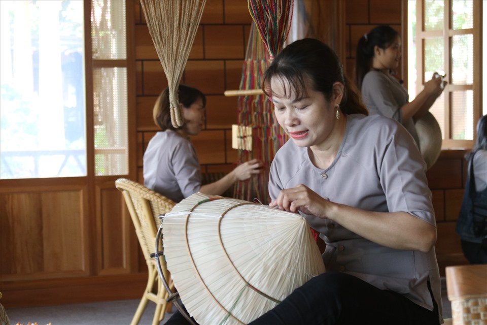 Những nghề gắn liền với cư dân làng biển Khánh Hoà ở làng nghề Trường Sơn. Ảnh:Phương Linh