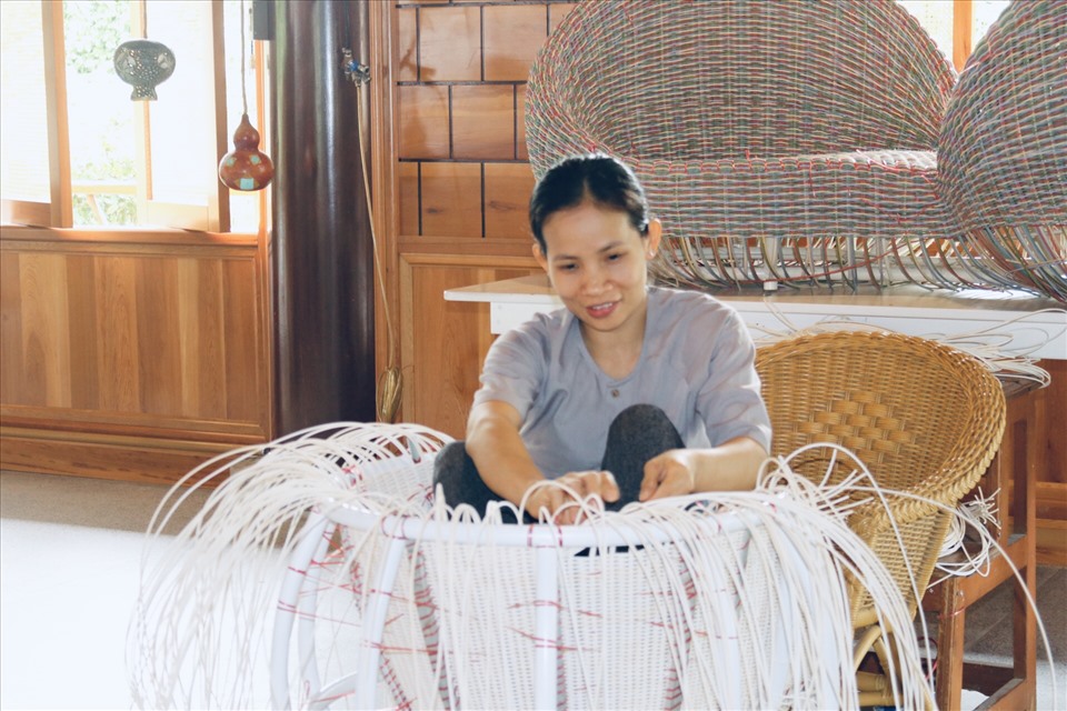 Ở làng nghề Trường Sơn du khách được chứng kiến và trải nghiệm quá trình các nữ công nhân đang đan các thành phẩm. Ảnh:Phương Linh