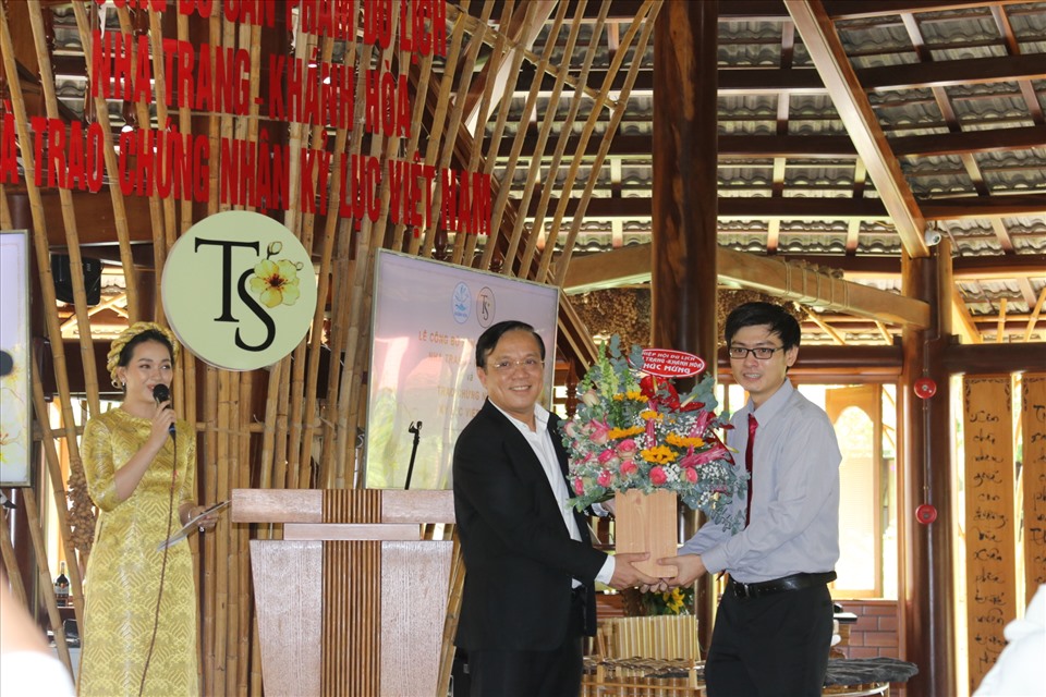 Lãnh đạo Hiệp hội du lịch Nha Trang Khánh Hoà chúc mừng công bố sản phẩm du lịch làng nghề Trường Sơn. Ảnh:Phương Linh