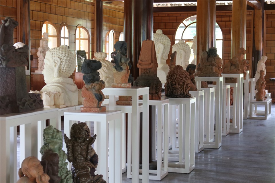 Gốm Lư Cấm- một nghề nổi tiếng của Khánh Hoà xưa dần mai một được trưng bày tại làng nghề Trường Sơn. Ảnh:Phương Linh