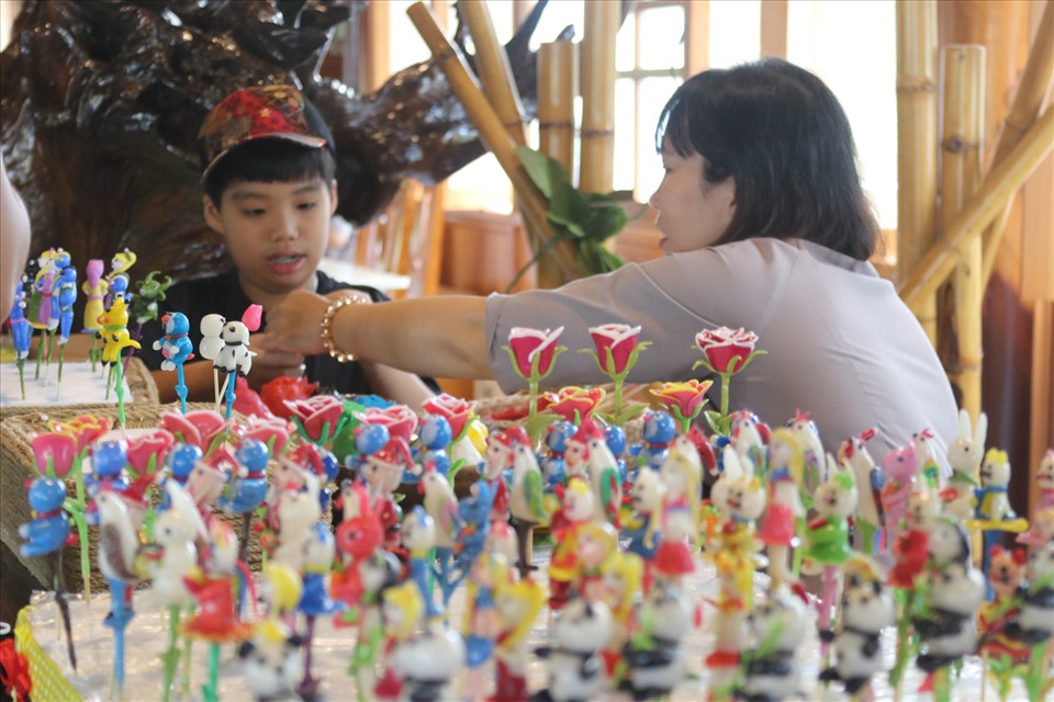 Nghề nặn tò he cũng đang được phục dựng ở làng nghề Trường Sơn.Ảnh:Phương Linh