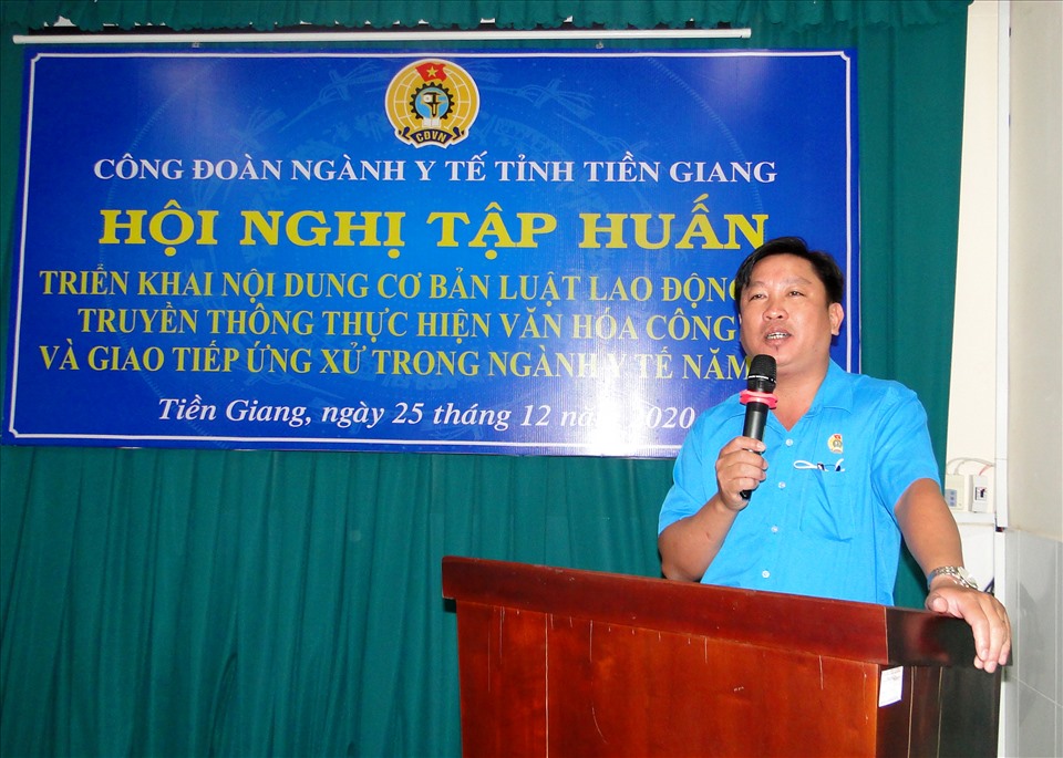 Chủ tịch Công đoàn ngành Y tế Tiền Giang triển khai nội dung tập huấn. Ảnh: T.H