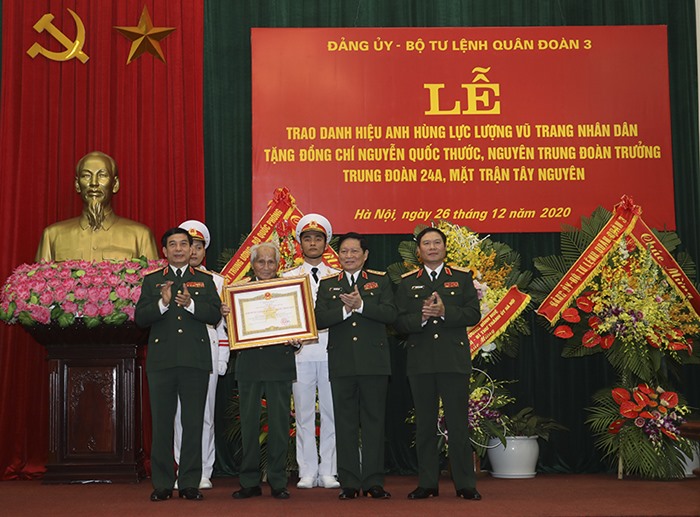 Trao danh hiệu Anh hùng LLVT tặng Trung tướng Nguyễn Quốc Thước.