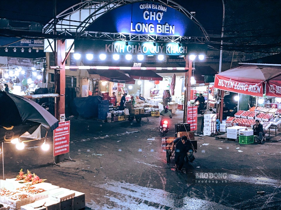 Chợ Long Biên là chợ đầu mối lớn tại Hà Nôi, chuyên phân phối các loại nông sản cho Thủ đô và các tỉnh phía Bắc. Chợ hoạt động tấp nập nhất từ 21h đến 5-6h sáng hôm sau. Đây cũng là nơi tập trung người lao động tứ xứ về chở thuê, gánh hàng để mưu sinh. Ảnh: Phương Duy