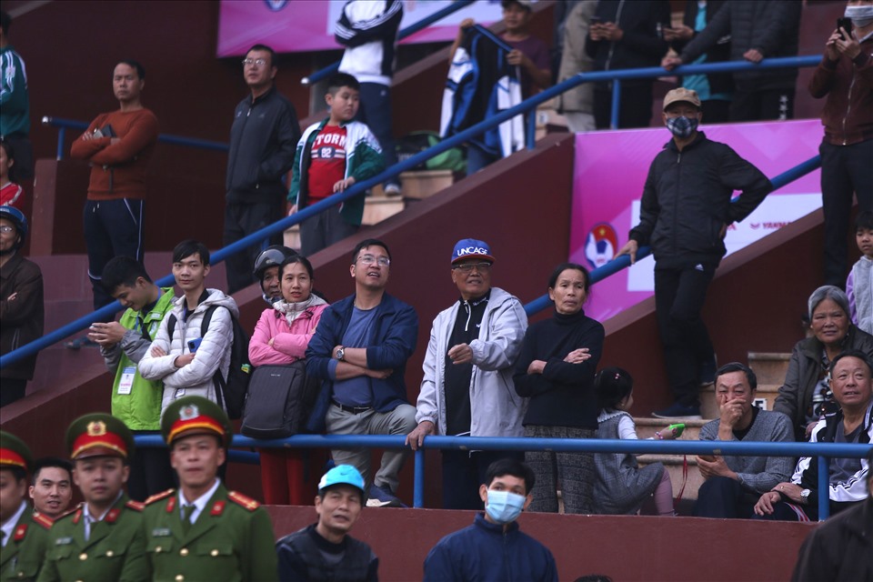 Có rất đông khán giả có mặt tại sân Việt Trì theo dõi buổi tập của đội tuyển Việt Nam.