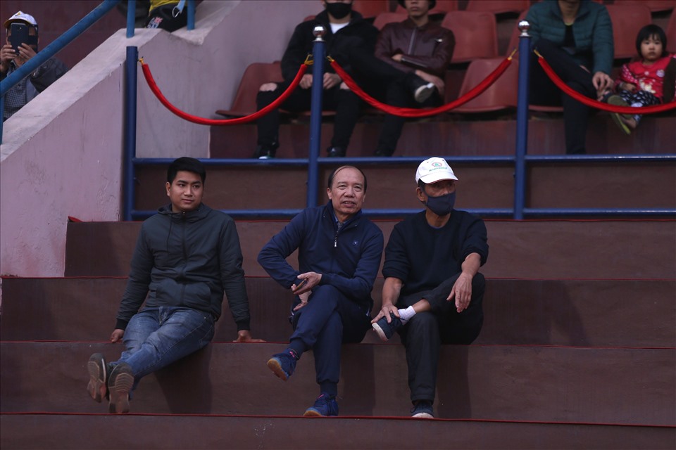 Khán giả Phú Thọ rất háo hức chờ đón trận đấu.