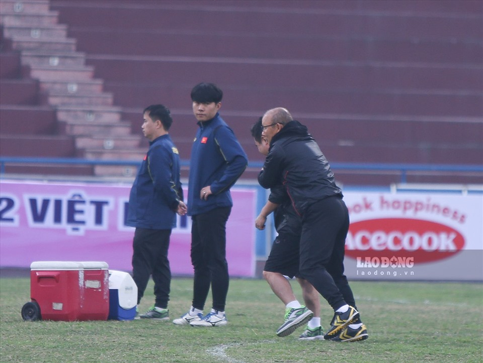Thầy Park hướng dẫn các cầu thủ