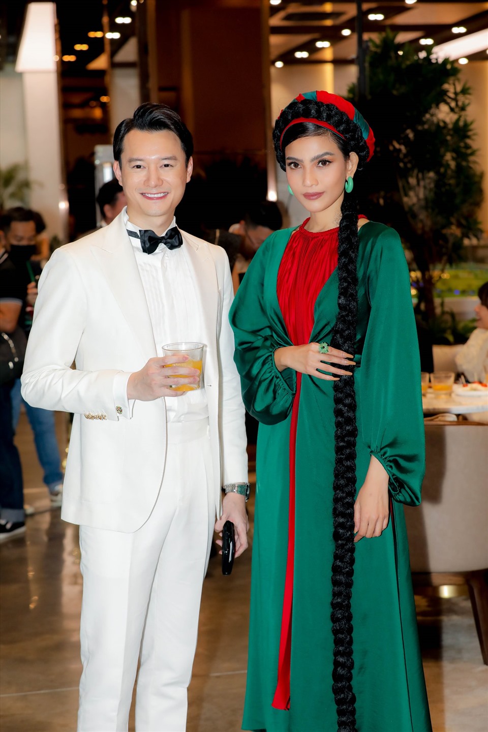 Trương Thị May cho biết: “May rất cảm ơn nhà thiết kế Adrian Anh Tuấn đã chọn cho May bộ trang phục thật đẹp và đậm chất truyền thống. May càng vui hơn khi được mẹ chăm chút và tạo hình đặc biệt cho sự kiện này….”.