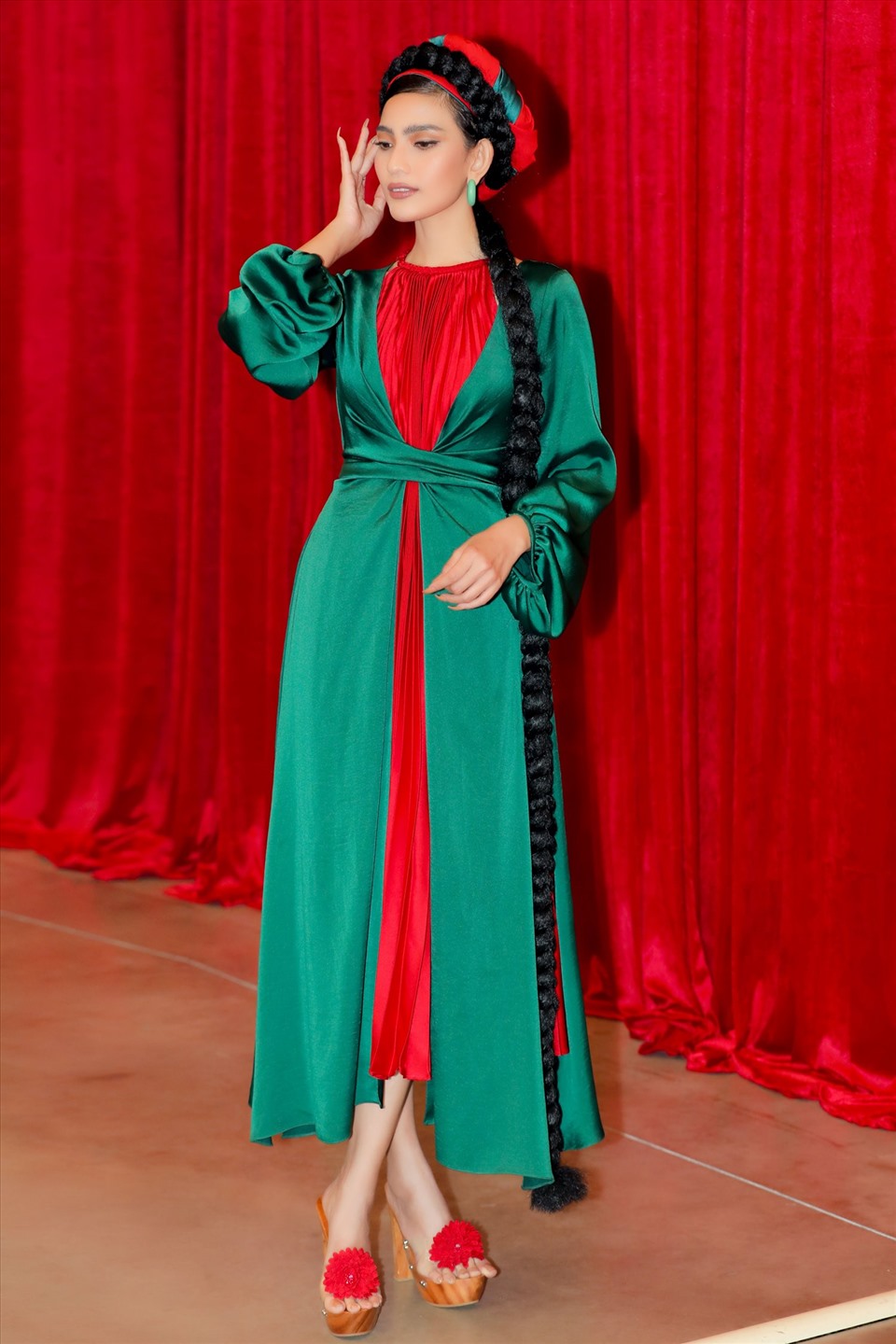 Được biết, bộ váy tứ thân là một trong những mẫu thiết kế độc đáo nhất của Adrian Anh Tuấn trong năm 2020. Sự hoài cổ với những cô gái Kinh Bắc khoác áo tứ thân đi dự lễ hội được tôn vinh đậm nét.
