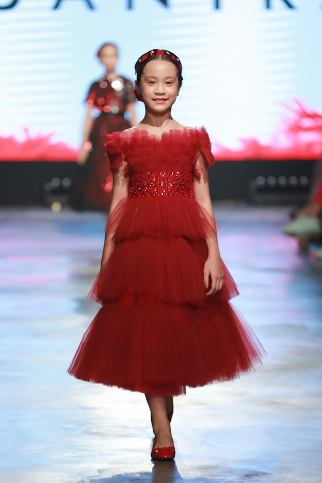 Những chiếc váy xòe bồng bềnh đính sequin hay xếp nếp hình hoa hồng trước eo mang đến vẻ đáng yêu cho các bé gái ẢNH: BTC