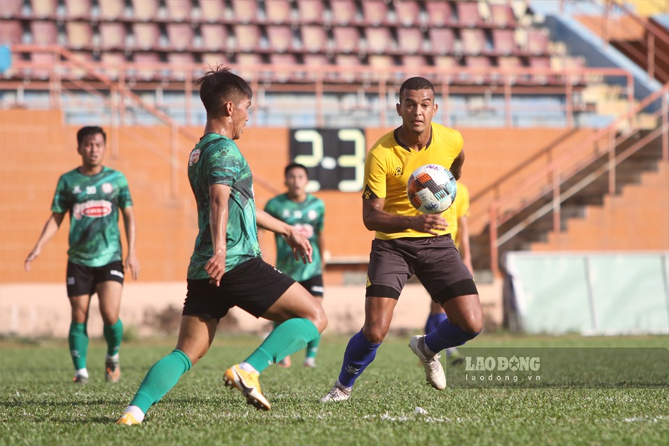 TPHCM sử dụng đội hình phụ trong hiệp 1. Trong khi đó, Nam Định cho ra sân bộ đôi ngoại binh Felipe Martins (ảnh) và Rodrigo Dias. Hai cầu thủ này gây không ít khó khăn cho hàng phòng ngự TPHCM.