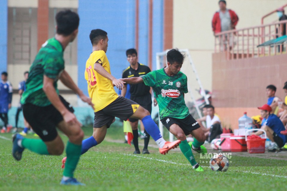 Dù tạo ra khá nhiều cơ hội về phía khung thành đối phương nhưng cả Nam Định và TPHCM đều không ghi được bàn nào trong hiệp đấu đầu tiên.