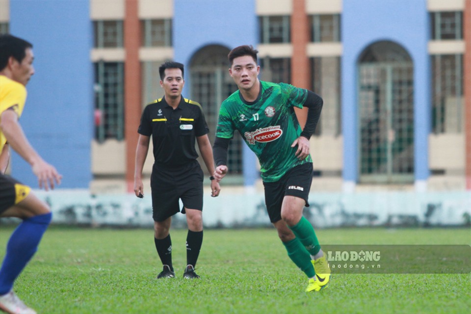 Bước sang hiệp 2, TPHCM bắt đầu tung những cầu thủ chất lượng vào sân. Tiền vệ Lâm Ti Phông (ảnh) có trận đấu đầu tiên sau khi bình phục chấn thương tay kinh hoàng anh gặp phải hồi tháng 10.2020.