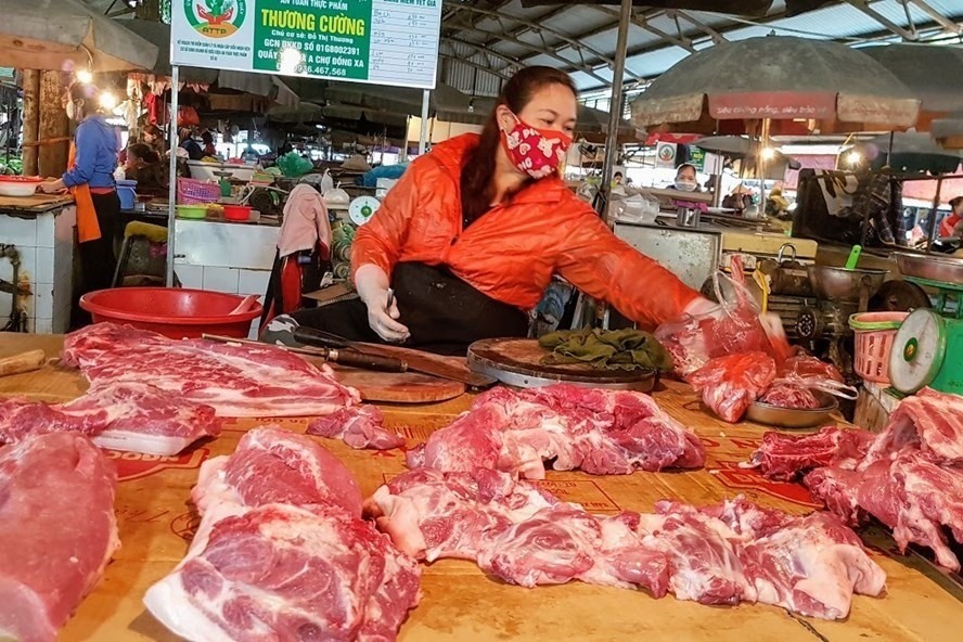 Giá thịt lợn đến tay người tiêu dùng tăng quá cao vì các khâu trung gian. Ảnh: T.K