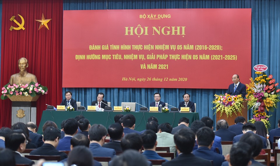 Thủ tướng Nguyễn Xuân Phúc yêu cầu Bộ Xây dựng, UBND các tỉnh, thành phố phải tập trung vào tháo gỡ thể chế. Ảnh: VGP/Quang Hiếu
