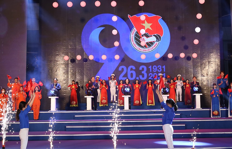 Các đại biểu thực hiện nghi thức phát động đợt cao điểm chào mừng Đại hội Đảng XIII và 90 năm ngày thành lập Đoàn TNCS Hồ Chí Minh. Ảnh T.Vương