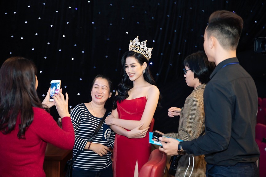Tân Hoa hậu Việt Nam 2020 xinh đẹp với thần thái ngày càng rạng ngời, quyến rũ.